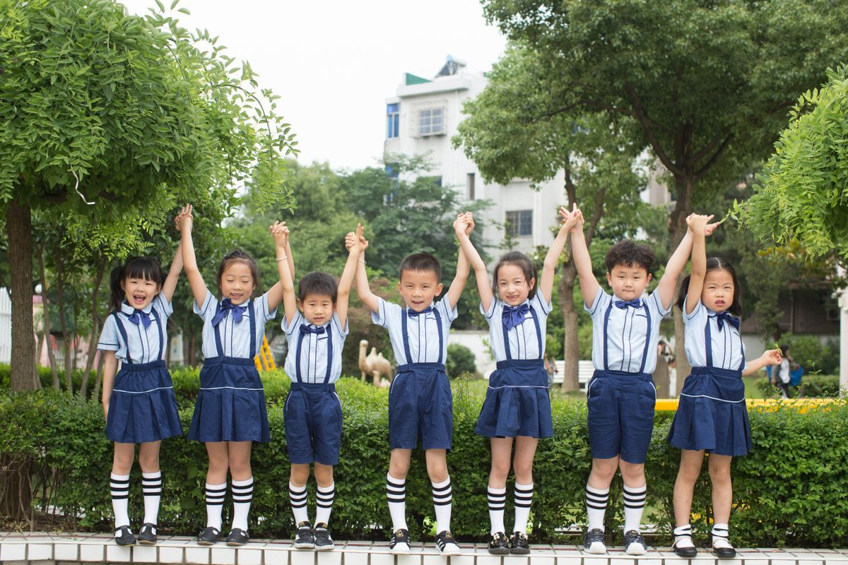 Các bạn nhỏ cùng nắm tay